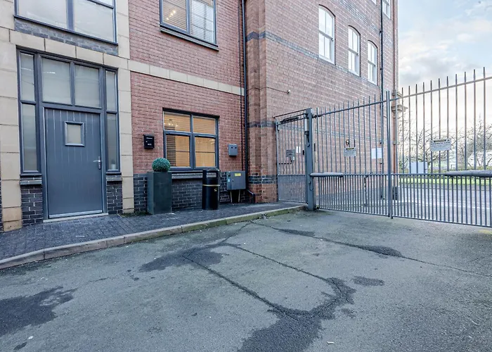 Stunning Three Bedroom Townhouse In The Jewellery Quarter, Birmingham City Centre Sleeps 5- Free Parking