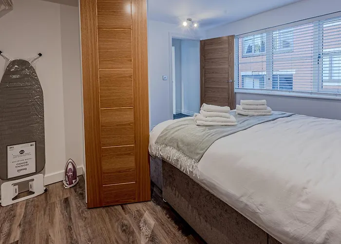 Stunning Three Bedroom Townhouse In The Jewellery Quarter, Birmingham City Centre Sleeps 5- Free Parking