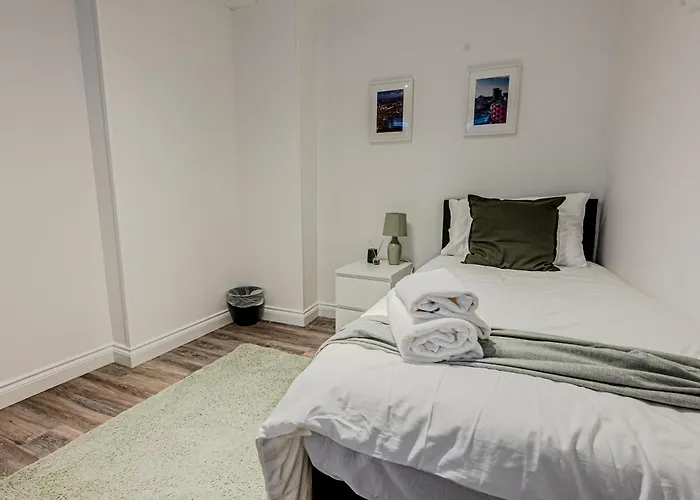 Stunning Three Bedroom Townhouse In The Jewellery Quarter, Birmingham City Centre Sleeps 5- Free Parking