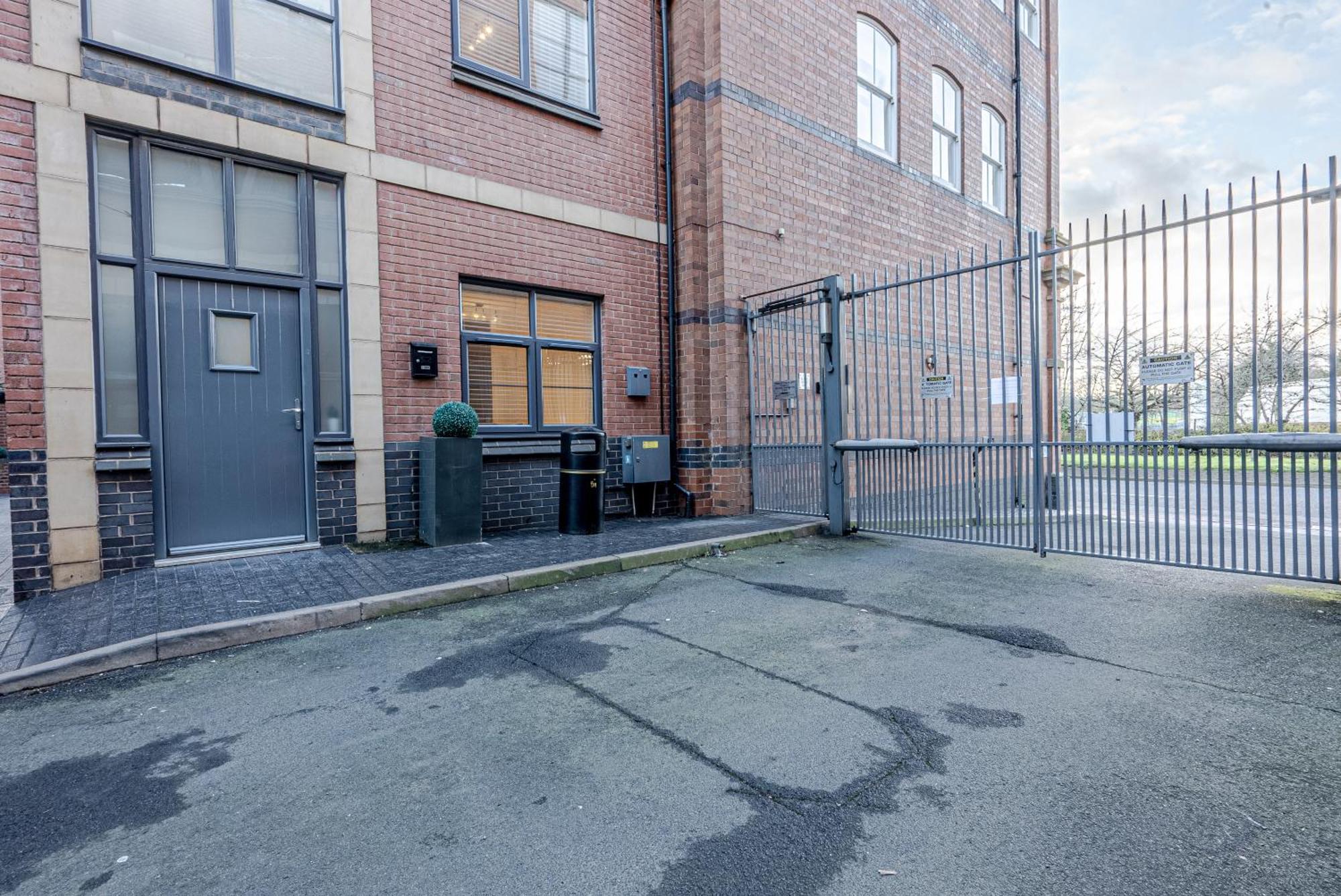 Stunning Three Bedroom Townhouse In The Jewellery Quarter, Centre Sleeps 5- Free Parking