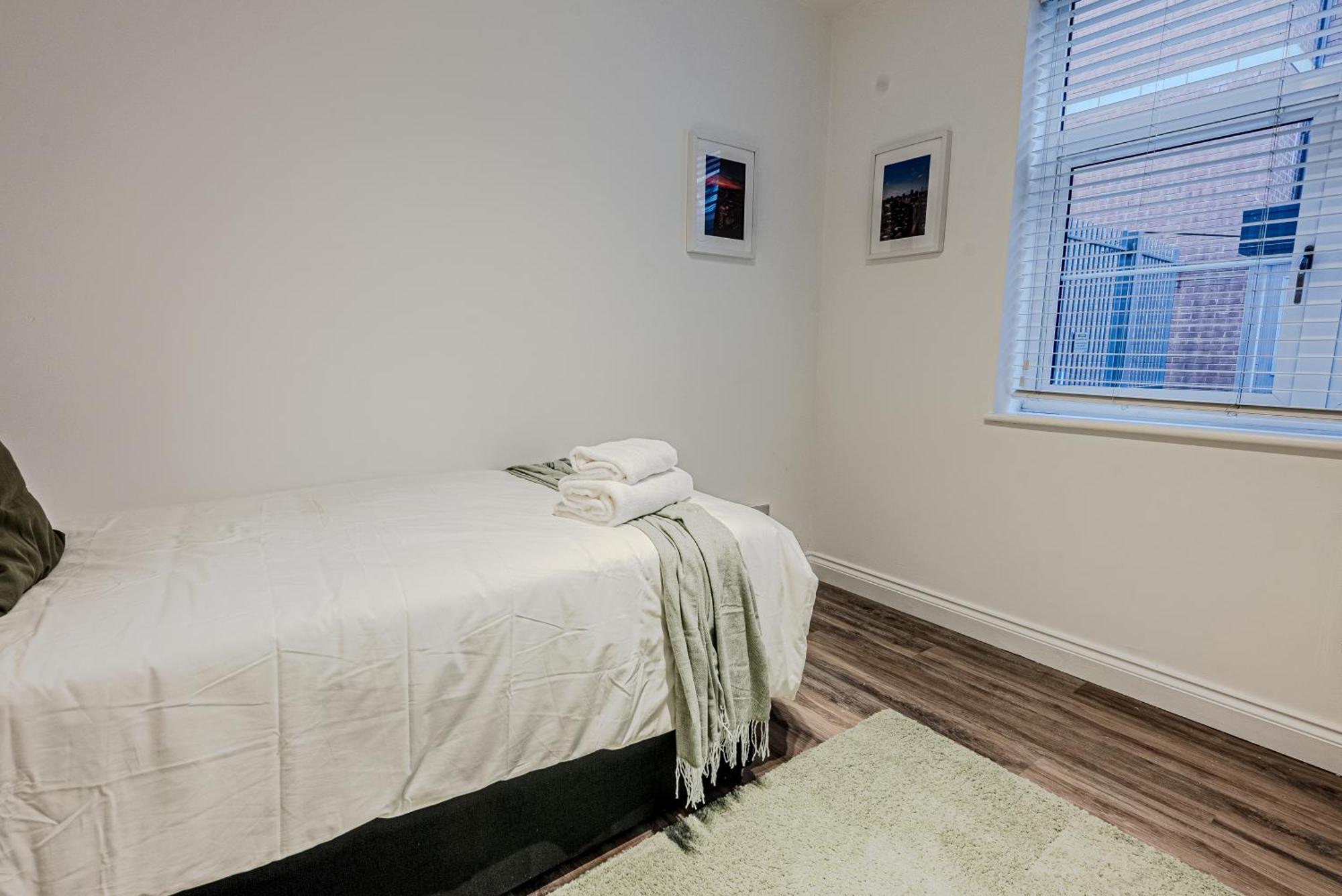 Stunning Three Bedroom Townhouse In The Jewellery Quarter, Centre Sleeps 5- Free Parking Apartment