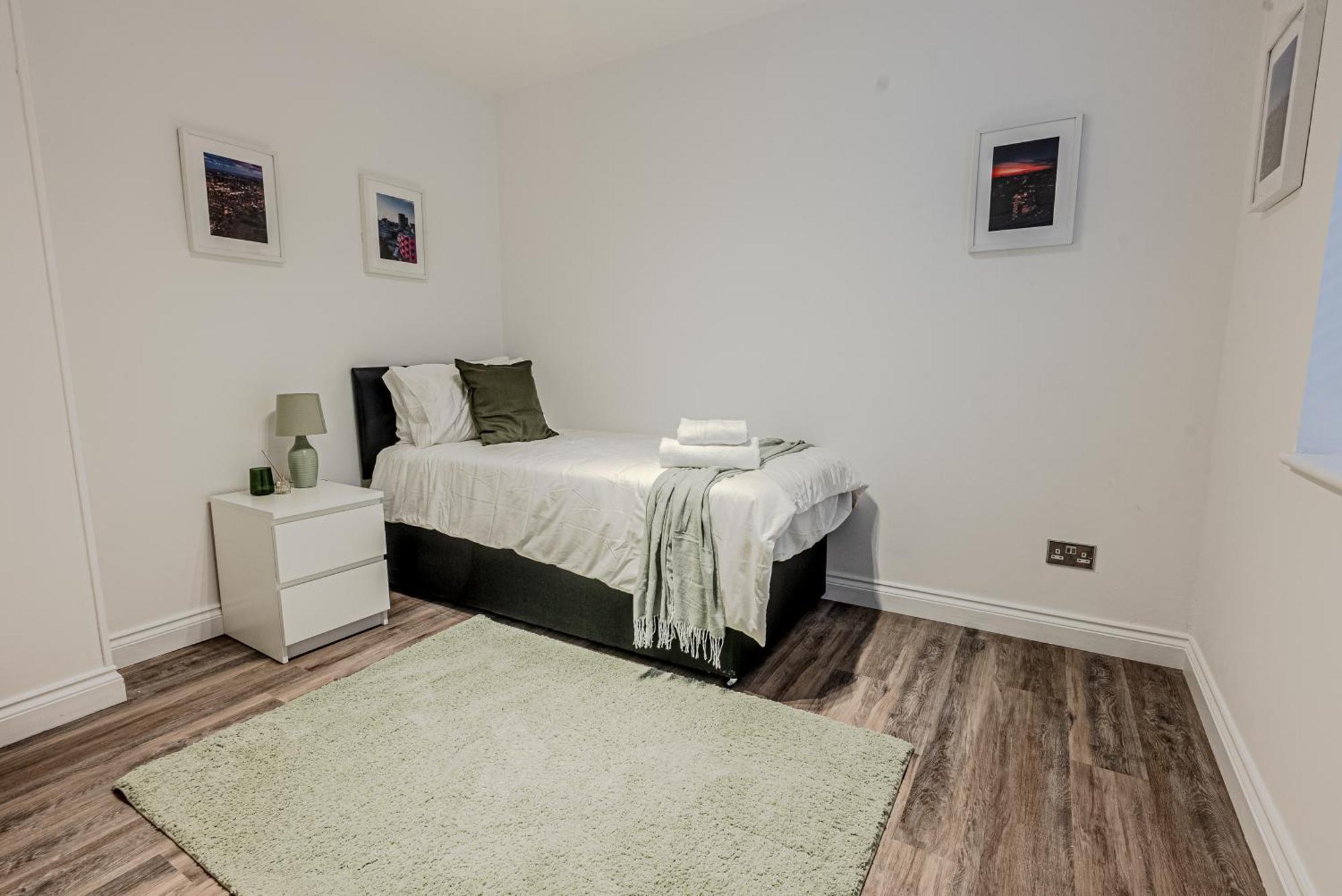 Stunning Three Bedroom Townhouse In The Jewellery Quarter, Centre Sleeps 5- Free Parking Apartment *