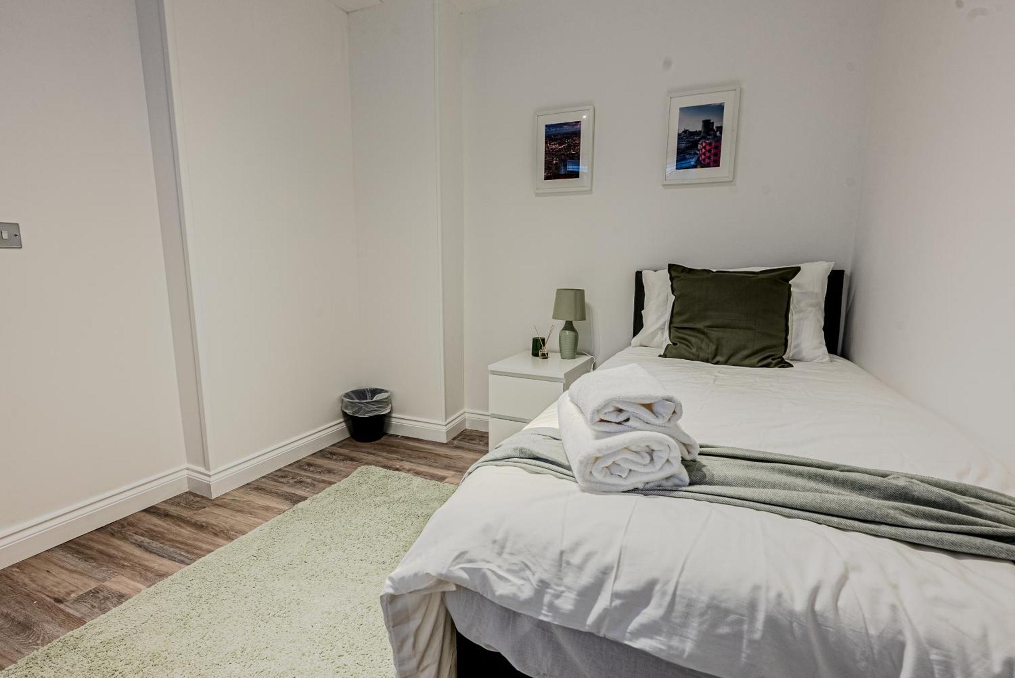Stunning Three Bedroom Townhouse In The Jewellery Quarter, Centre Sleeps 5- Free Parking Apartment
