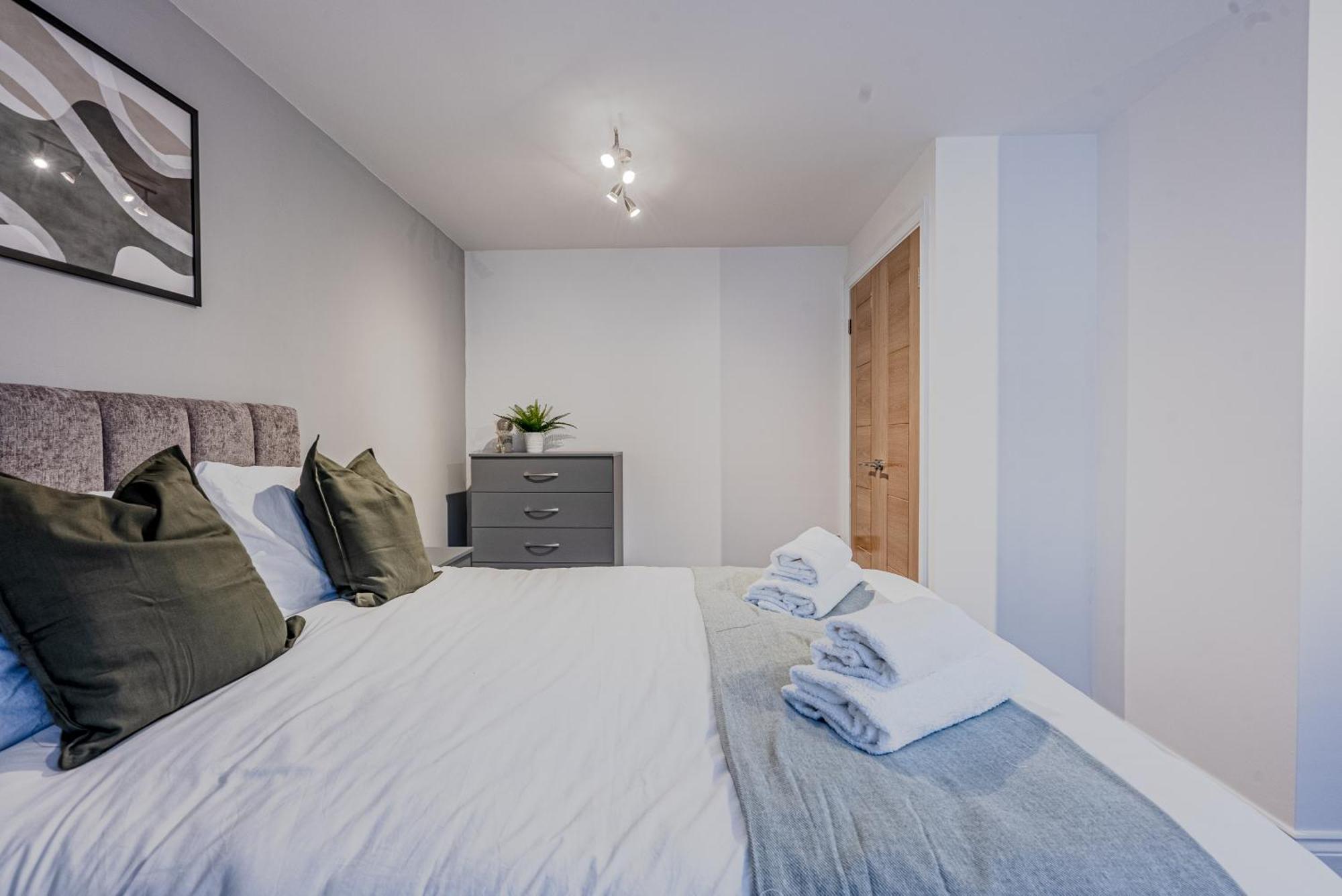 Апартаменты Stunning Three Bedroom Townhouse In The Jewellery Quarter, Centre Sleeps 5- Free Parking *